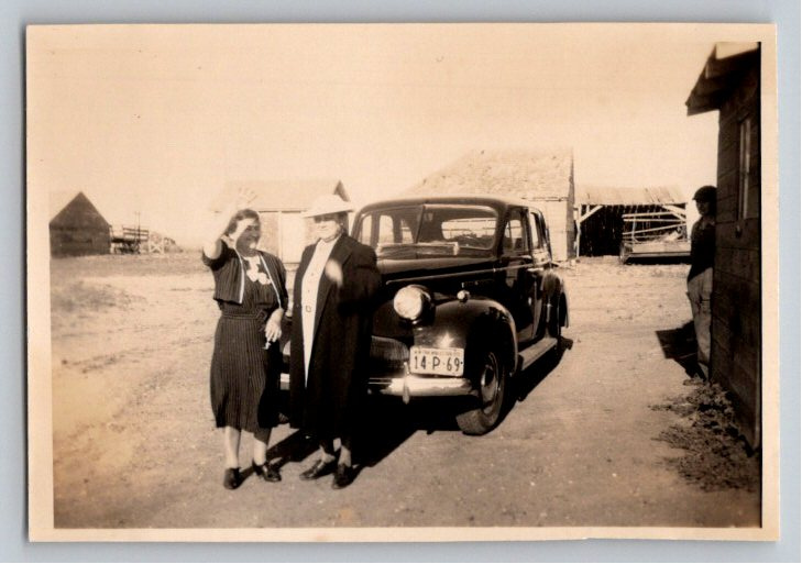 1939 South Dakota Automobile & Family Snapshot Vintage Photograph