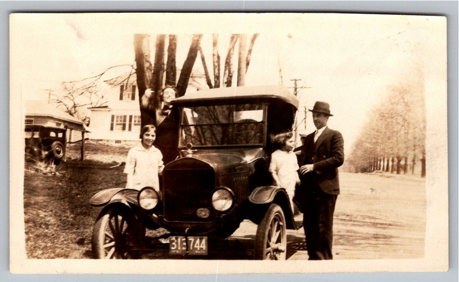 1920s Ford Model T & Family Vintage Snapshot Photo Massachusetts