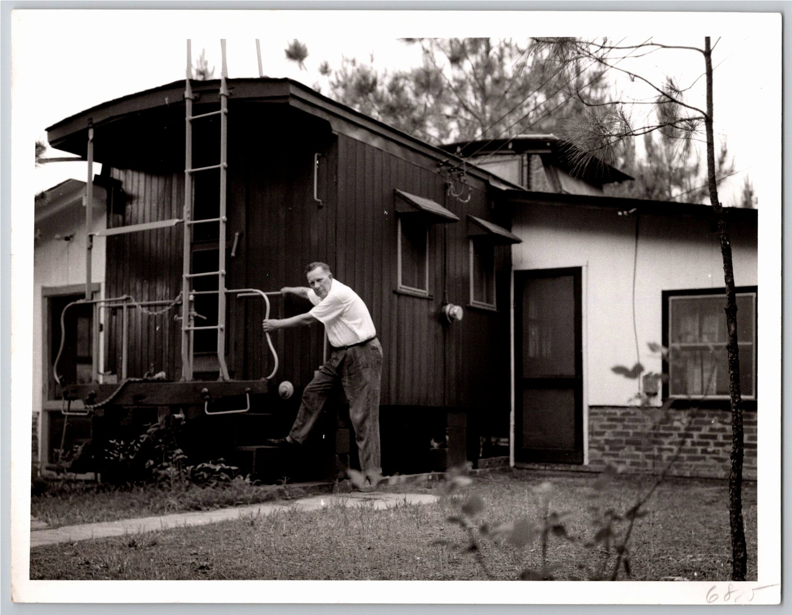 1960s Converted Railroad Caboose House Vintage Press Photo